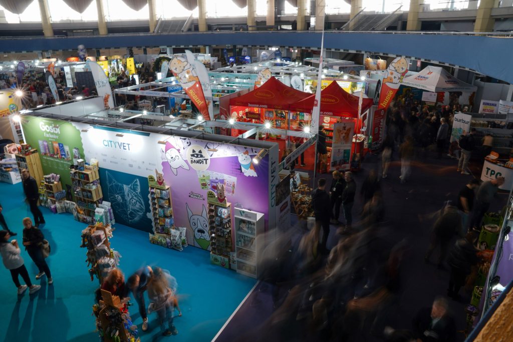 Bucureștiul devine, în acest weekend, centrul atenției iubitorilor de animale de companie prin organizarea celei mai mari expoziții dedicate lor din anul 2026, PetExpo