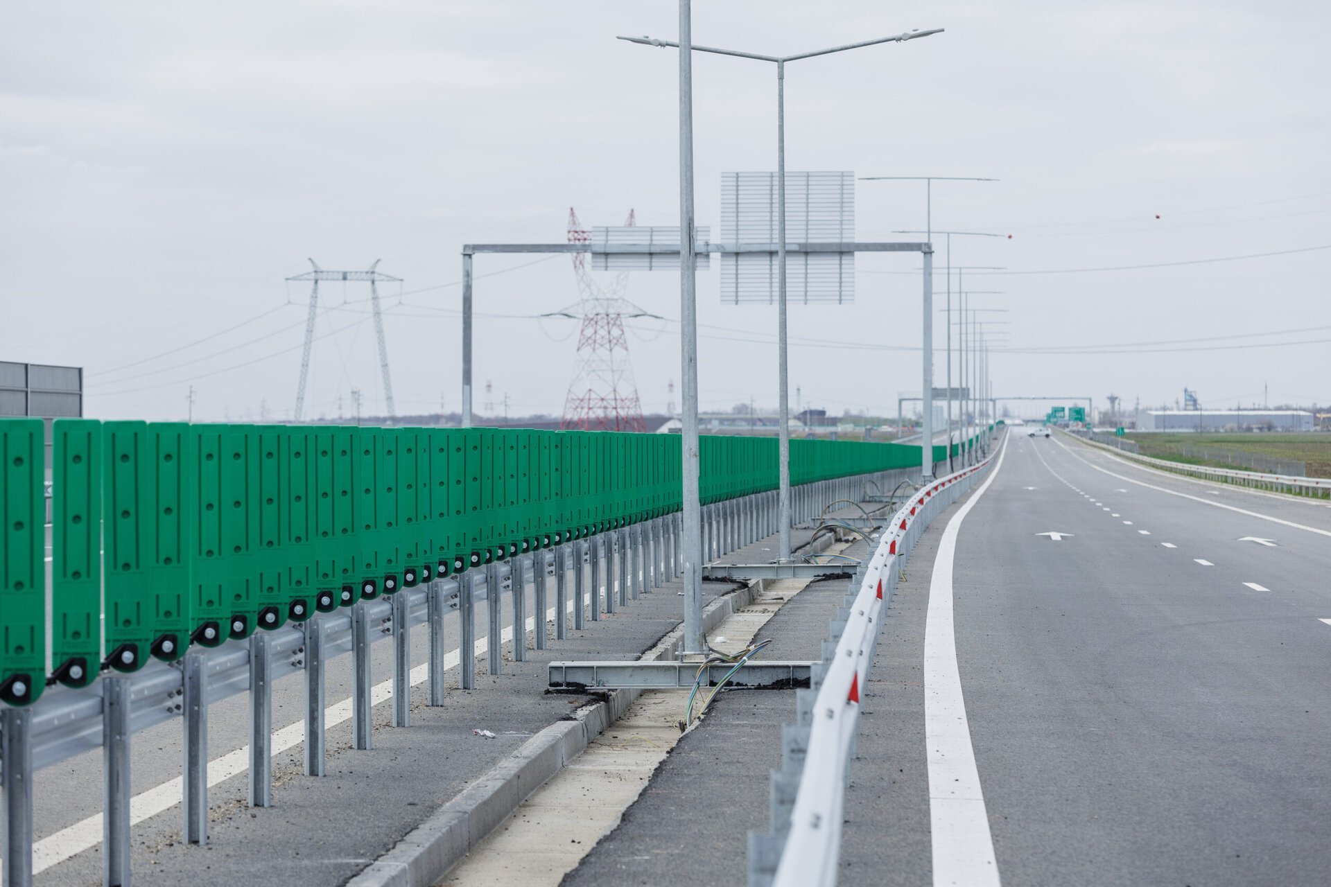 Trafic restricționat pe A2 și Șoseaua Mihai Bravu după incidente ce afectează circulația rutieră din Capitală Circulația rutieră din București și zona de coastă se confruntă astăzi cu restricții majore, cauzate de intervenții tehnice și incidente neprevăzute care pun în pericol siguranța participanților la trafic