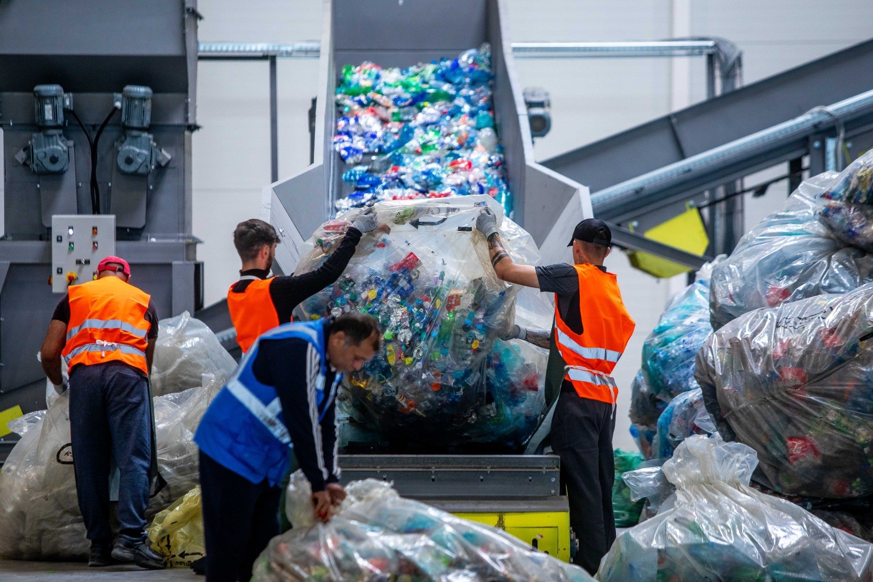 România a înregistrat în luna februarie o performanță remarcabilă în gestionarea deșeurilor provenite din ambalaje cu simbolul SGR, confirmând astfel succesul actualului sistem de reciclare implementat la nivel național