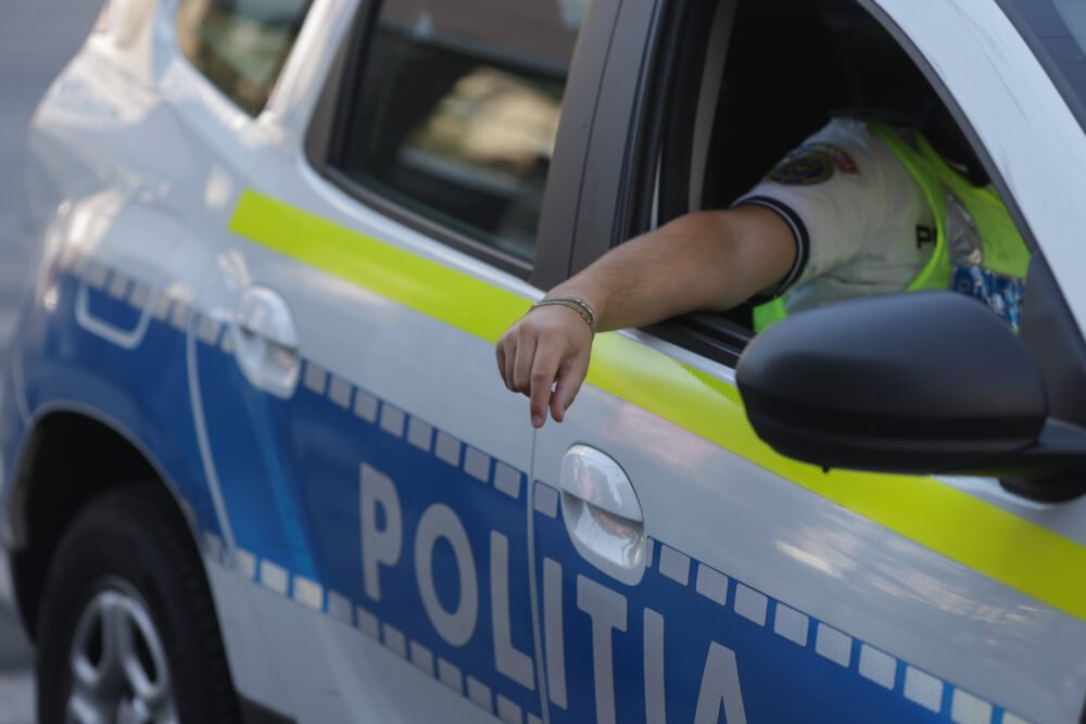 Traficul pe Șoseaua Mihai Bravu, una dintre principalele artere din Capitală, a fost restricționat temporar după ce o bucată de asfalt s-a surpat, punând în pericol circulația și creând un aglomerație considerabilă în zonă