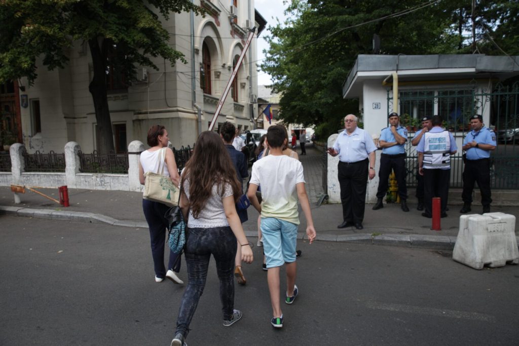Elevii se pregătesc pentru simulările naționale, în ciuda protestelor sindicale Luni, liceenii din țară vor avea șansa să pășească pentru prima dată în sala de examen, pentru simularea bacalaureatului