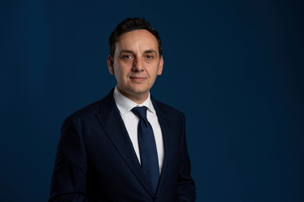 Schimbare în sistemul judiciar românesc: o puternică declarație de independență și claritate instituțională Recent, Înalta Curte de Casație și Justiție a făcut un pas semnificativ către consolidarea bazei de încredere în sistemul judiciar autohton, afirmând, pentru prima dată în ultimii ani, un discurs clar despre principiile fundamentale care ar trebui să ghideze activitatea instanțelor și a magistraților