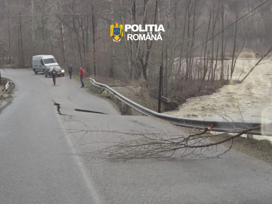 Trafic restricționat pe DJ 205 D, după o alunecare de teren în Vrancea Circulația rutieră pe DJ 205 D, în zona satului Prahuda, comuna Paltin, a fost restricționată temporar, ca urmare a unei alunecări de teren care a afectat partea carosabilă