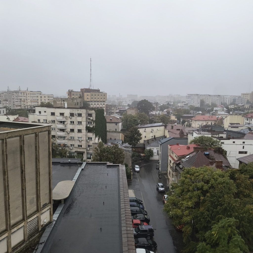 Vreme mohorâtă și răcoroasă la București, cu perspective de încălzire la sfârșitul săptămânii Primăvara pare să întâmpine capitala cu un asalt de vreme închisă și temperaturi în scădere