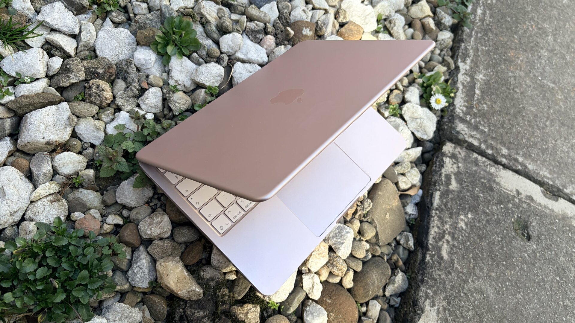 MacBook Neo schimbă percepția asupra accesibilității laptopurilor Apple, aducând în discuție un raport calitate-preț extrem de atractiv