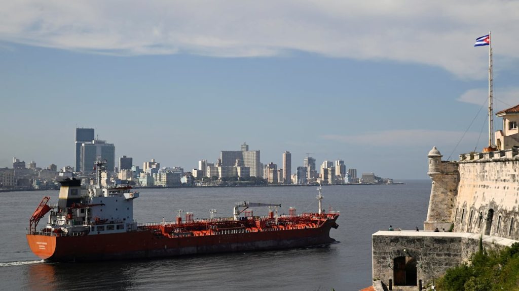 Rusia trimite combustibil Cuba, în ciuda sancțiunilor și blocajelor din partea SUA Rusia a încălcat blocajul energetic impus de Washington și a trimis în Cuba un vas cu aproape 200.000 de barili de diésel, o inițiativă menită să contracareze criza energetică acută ce afectează insula caribbeană