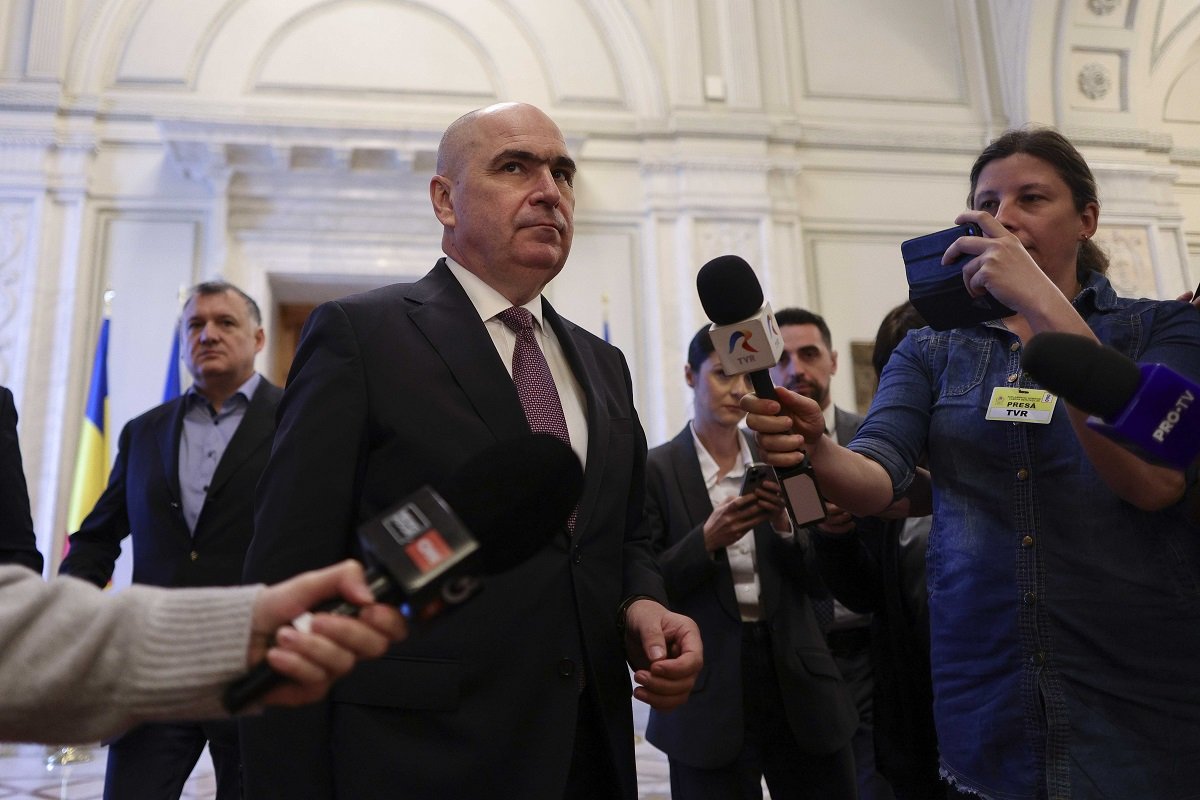Guvernul României pregătește măsuri de urgență pentru stabilizarea pieței carburanților Premierul Ilie Bolojan a anunțat, marți seara, într-o intervenție la postul de televiziune EuroNews, că Executivul va adopta în cel mai scurt timp o Ordonanță de Urgență menită să gestioneze criza legată de carburanți, un fenomen care a tulburat de câteva săptămâni echilibrul pieței autohtone