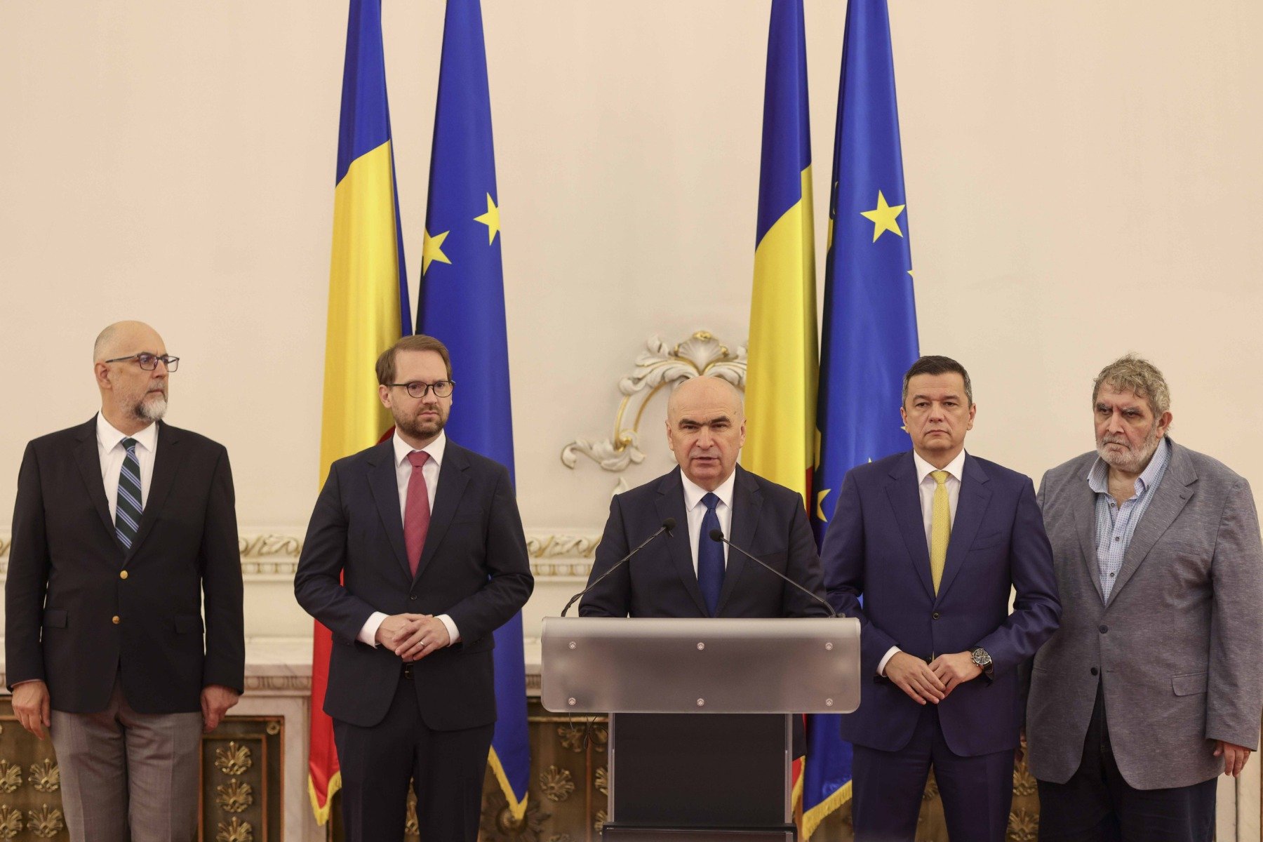 Lupta pentru integritate în USR și semnele de tensiune în alianțe Președintele Uniunii Salvați România (USR), Dominic Fritz, a lansat acuzații dure la adresa Partidului Social Democrat, afirmând că social-democrații dau semne clare de inconsecvență politică