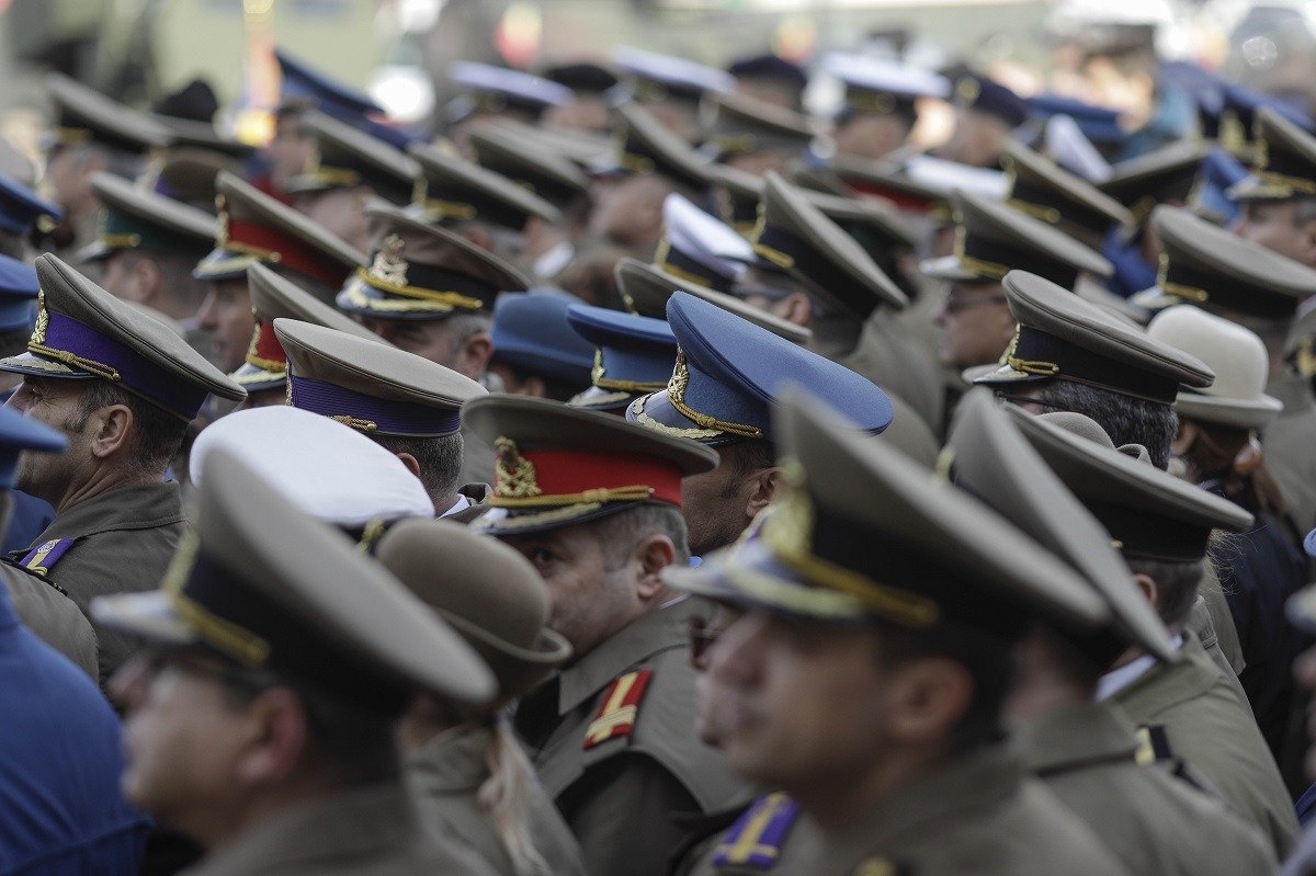 Ilie Bolojan anunță reforme semnificative în sistemul pensiilor militare, cu un ochi către sustenabilitate și echitate Premierul Ilie Bolojan a anunțat joi, într-un interviu acordat G4Media, că în următoarele două săptămâni va fi finalizată legea pensiilor militare, o măsură de amploare care adresează unul dintre cele mai complicate și discutate aspecte ale sistemului de pensii din România