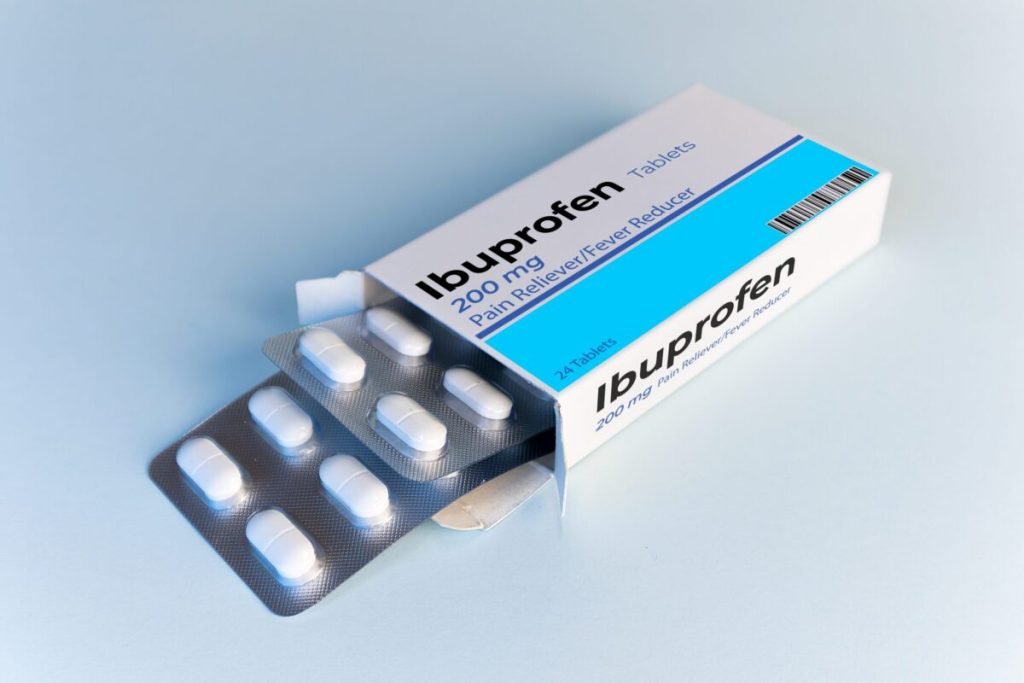 Organizațiile internaționale de sănătate lansează un avertisment ferm privind utilizarea excesivă a medicamentelor antiinflamatoare non-steroidice, în special a ibuprofenului, ca soluție rapidă pentru calmarea durerilor zilnice