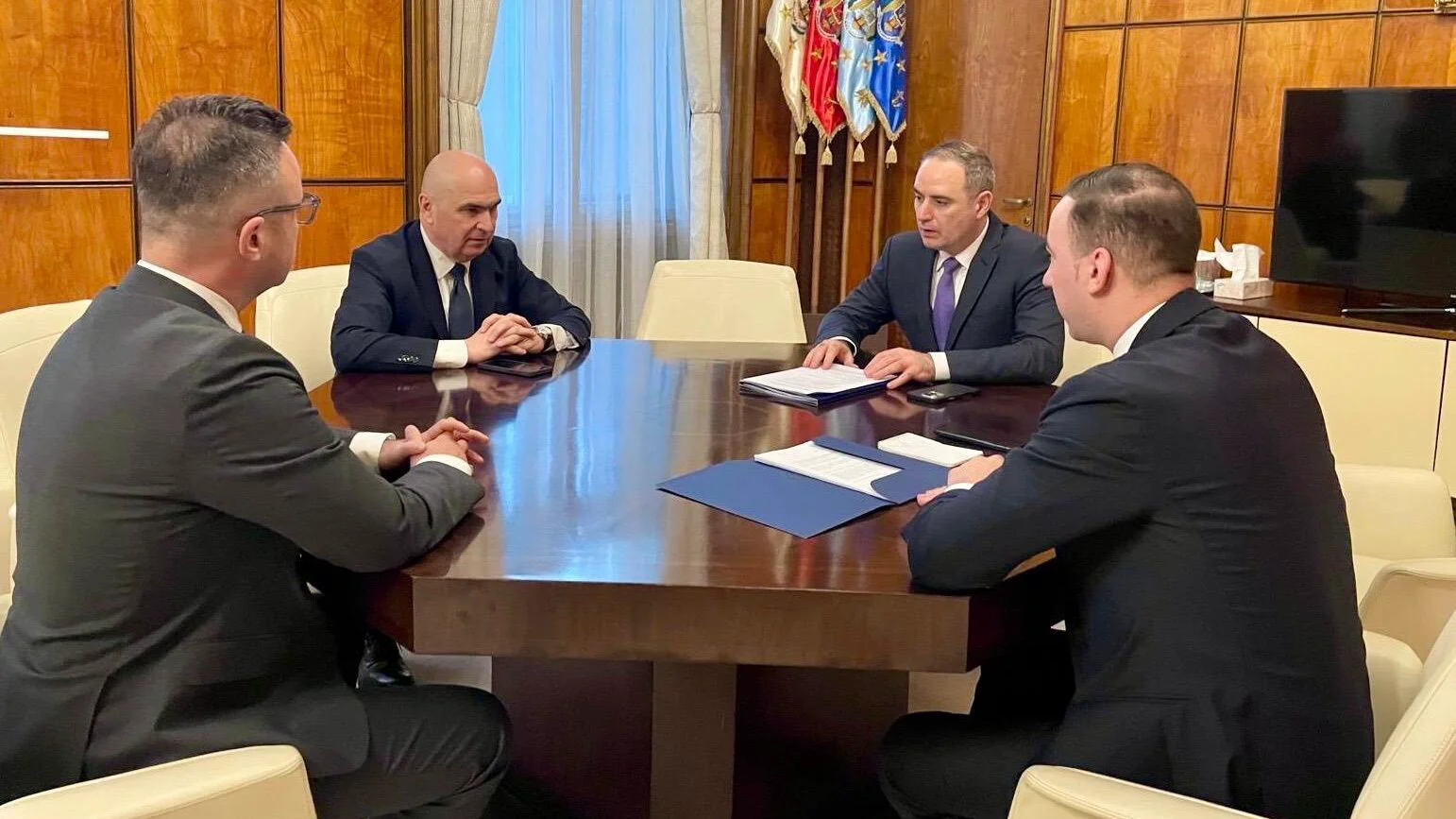 Prețurile carburanților, o problemă tot mai acută pe scena internațională, ridică semne de întrebare și în Europa, inclusiv în România, unde guvernul și responsabilii din domeniu monitorizează cu atenție evoluțiile de pe piețele globale