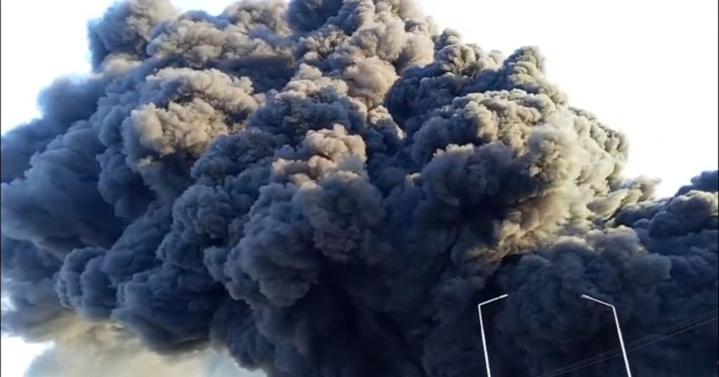 Incendiu puternic la o fabrică de polistiren din Arad. A fost emis mesaj RO-Alert din cauza fumului dens