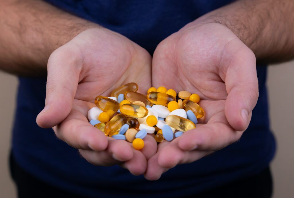 Pericolul ascuns al medicamentelor antiinflamatoare în sezonul de viroze: riscuri evidente în combinație cu antibioticele În timpul sezonului rece, odată cu reapariția virusurilor, mulți români se grăbesc să își trateze febra, durerile sau inflamațiile cu medicamente pe bază de antiinflamatoare și analgezice, precum ibuprofen, naproxen sau aspirină