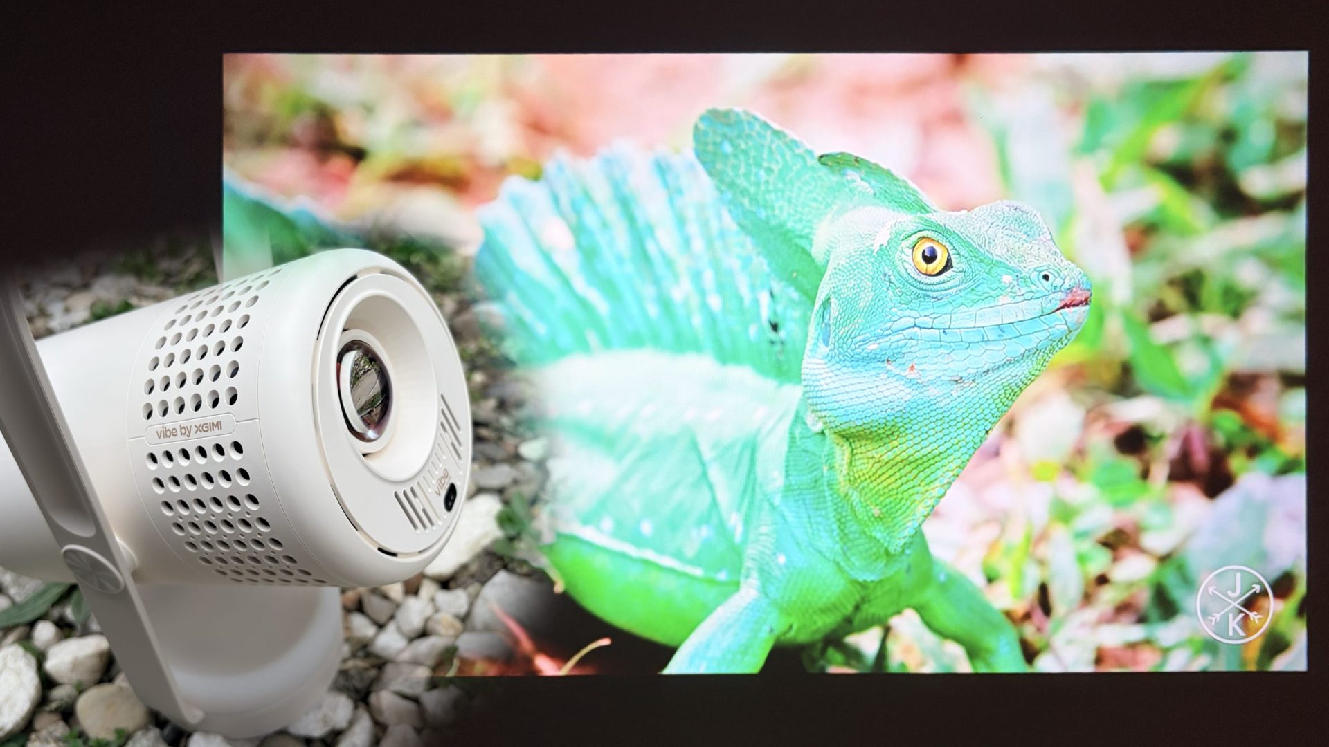 Proiectorul portabil XGIMI Vibe One, echipat cu baterie integrată, promite o experiență de utilizare simplă și versatilă într-un pachet compact