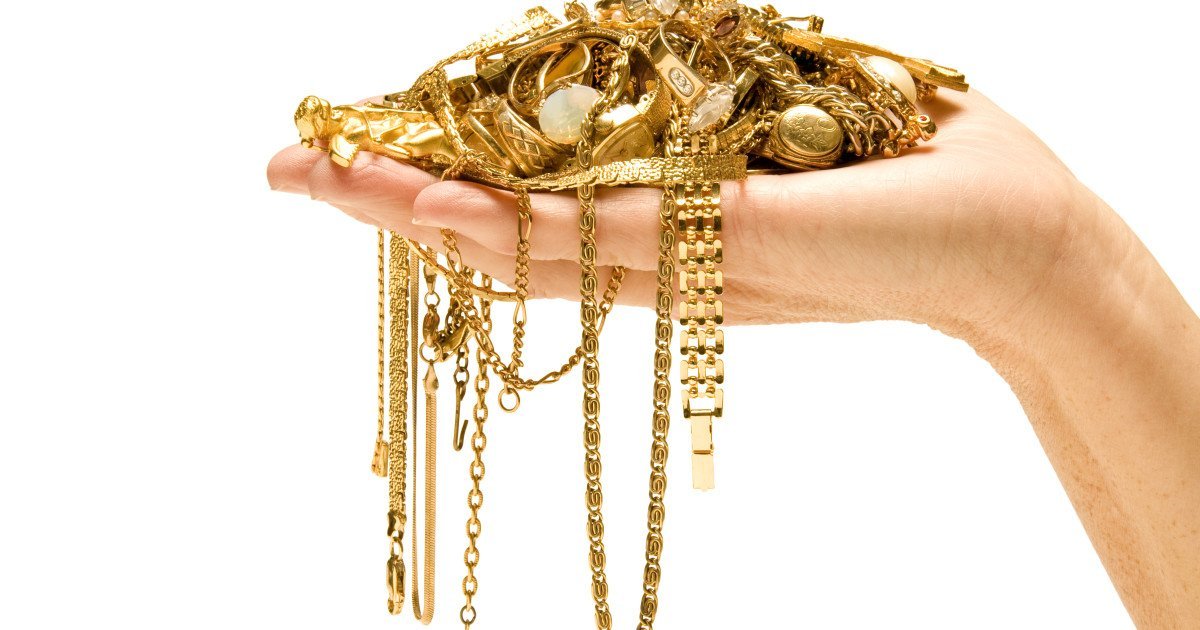 Creșterea prețurilor internaționale la aur și argint trage cortina peste piața bijuteriilor din România, unde comercianții sunt în alertă, avertizând asupra riscurilor generate de fluctuațiile majore ale acestor metale prețioase