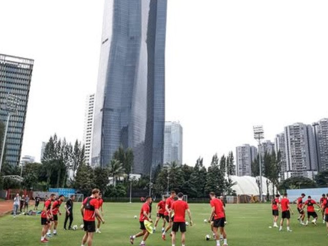 După o așteptare de patru ani, suporterii echipei naționale de fotbal a României au trăit un moment istoric, deoarece tricolorii au reușit să obțină o victorie categorică într-un meci crucial din preliminariile europene