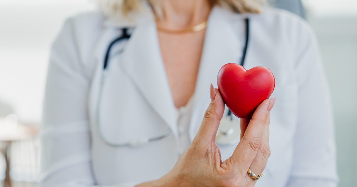 Femeile prezintă un risc accentuat de probleme cardiace chiar și atunci când depunerile de grăsime în arterele coronariene sunt mai reduse comparativ cu bărbații, relevă un studiu recent care ar putea rescrie înțelegerea actuală a riscului cardiovascular feminin