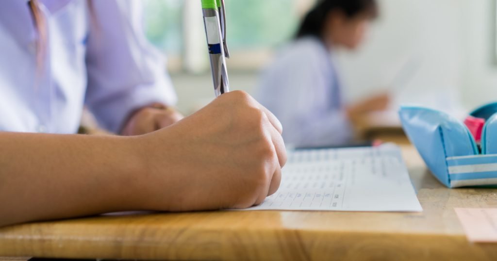 Ministrul Educației a publicat baremurile de evaluare pentru simularea Bacalaureatului 2026 la matematică, oferind astfel elevilor de clasele a XII-a și a XIII-a un instrument util pentru autoevaluare înainte de examenele oficiale