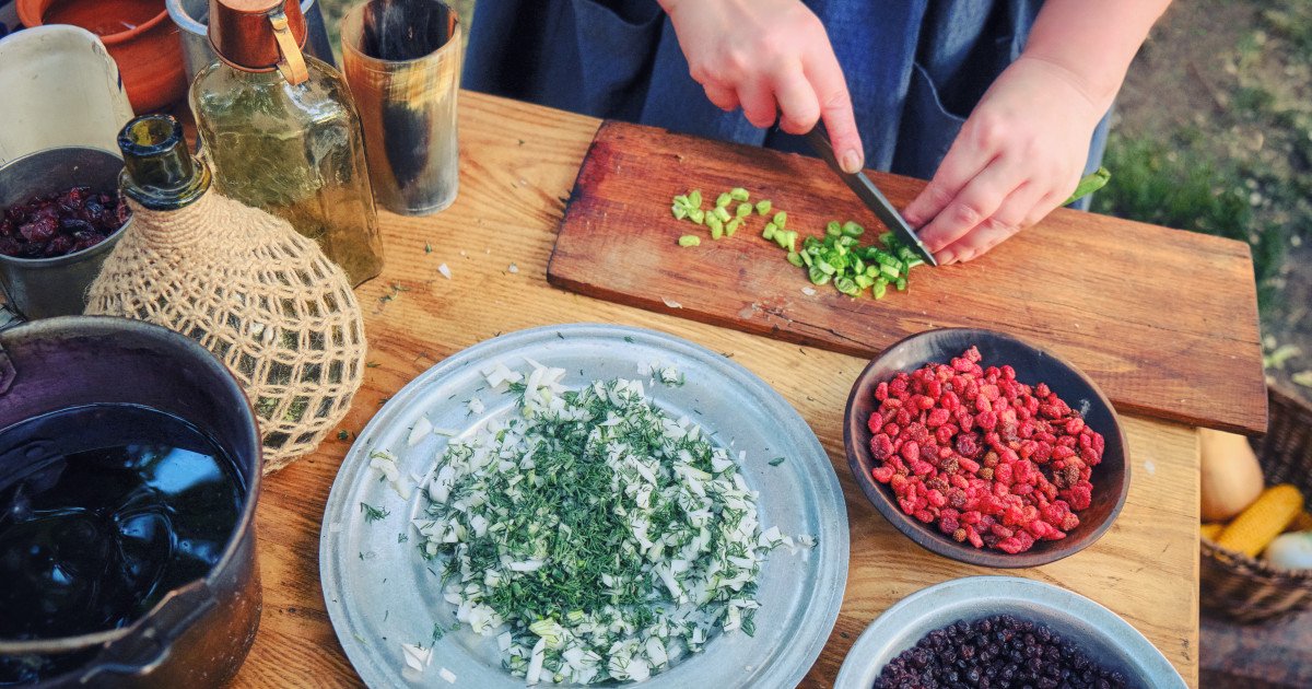 România, un veritabil bazin de resurse agroalimentare, are, din păcate, din ce în ce mai puțin loc pe listele de cumpărături ale consumatorilor, în fața avalanșei de produse ultraprocesate și fructe exotice însușite cu repeziciune în magazinele din întreaga țară