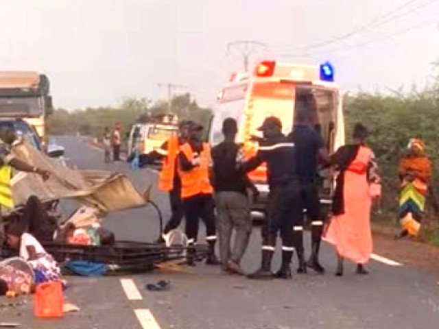 Tragedie pe șoselele din România: Autocarul unei echipe de fotbal implicat într-un grav accident cu un TIR staționat pe marginea drumului O tragedie s-a produs în această dimineață pe o arteră din județul Dâmbovița, atunci când un autocar cu jucători de la echipa locală de fotbal, Ialomița FC, a fost martorul unui accident tragic