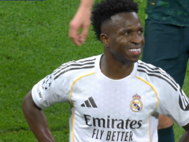 Gestul controversat al lui Vinicius pe ”Bernabeu” după ratatul cu Manchester City stârnește reacții vehemente Spectacolul de pe stadionul Santiago Bernabeu a fost, dincolo de teren, centrul unei scene inedite și controversate, după ce Vinicius Jr., atacantul Real Madrid, a avut o reacție neobișnuită la finalul partidei din etapa eliminatorie a Ligii Campionilor