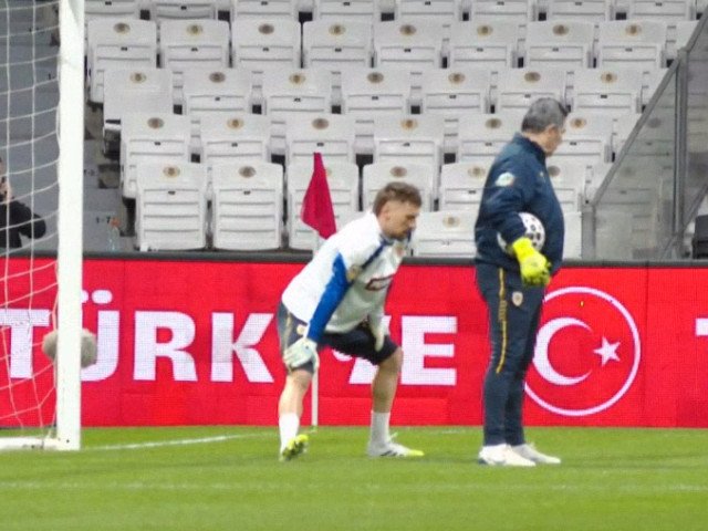 Ionuț Radu, fotografiat la antrenament înaintea meciului România-Turcia, arată determinare și concentrare Înaintea meciului crucial dintre naționalele de fotbal ale României și Turciei, portarul Ionuț Radu și-a făcut prezența pe terenul de antrenament de la Beșiktaș Park, demonstrând o concentrare deosebită și o determinare evidentă