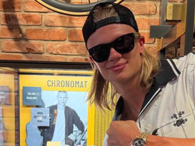 Erling Haaland a făcut din nou valuri în lumea transferurilor spectaculoase, plătind 460.000 de euro pentru o statuetă rară, de doar 150 de exemplare Fotbalul mondial nu este doar despre goluri și recorduri, ci și despre pasiunile neobișnuite ale jucătorilor care își exprimă personalitatea și colecțiile exclusive
