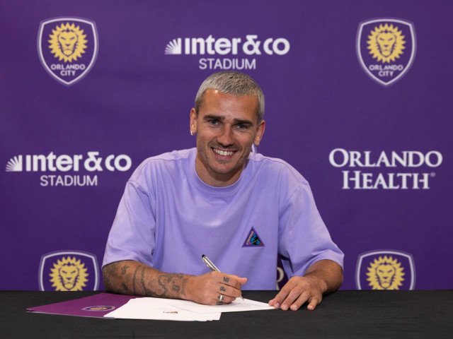 Antoine Griezmann semnează cu FC Barcelona pentru următorii trei ani După zile de speculații și negocieri intense, Antoine Griezmann a oficializat transferul la FC Barcelona, într-un contract valabil pe următorii trei ani
