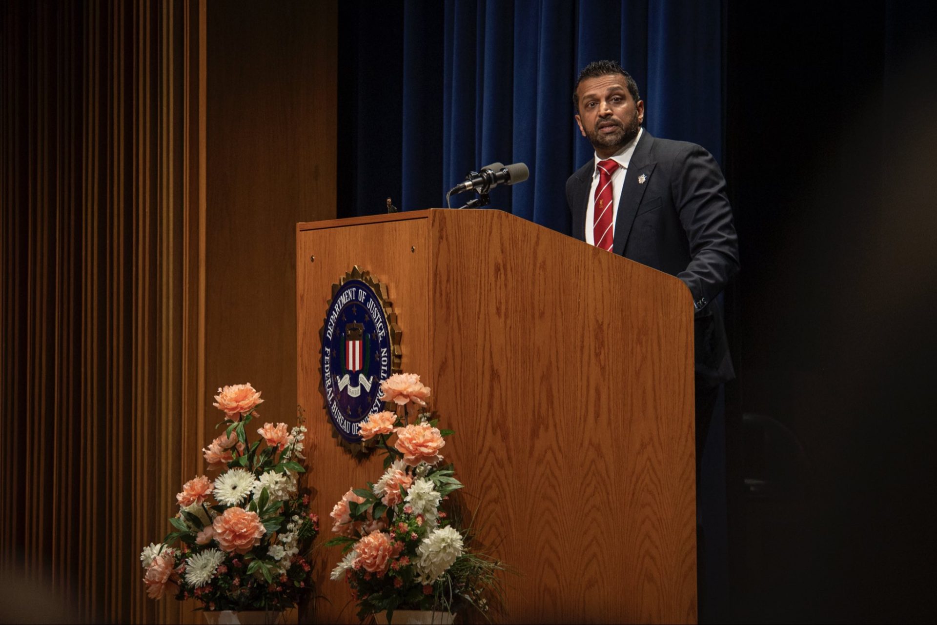 Hackeri cu legături iraniene au pătruns în e-mailurile directorului FBI, scena unui atac cibernetic care atrage atenția asupra vulnerabilităților reconnaissance Un nou incident de securitate cibernetică de amploare a zguduit în ultimele zile oficialitățile americane, după ce s-au confirmat informații referitoare la accesul neautorizat al unor hackeri, cu posibile legături cu Iranul, la adresele de e-mail ale unuia dintre cei mai importanți oficiali ai Serviciului Federal de Investigații (FBI)
