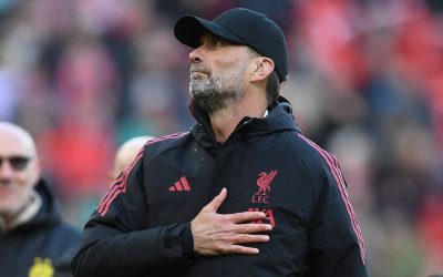Golul spectaculos al lui Jay Spearing și revenirea lui Jurgen Klopp pe Anfield la un meci caritabil între legendele Liverpool și Dortmund Liverpool a fost martorul unui eveniment special sâmbătă, când sângele fotbalului a curs pe iarba de pe Anfield într-un meci amical între legendele Liverpool și Dortmund