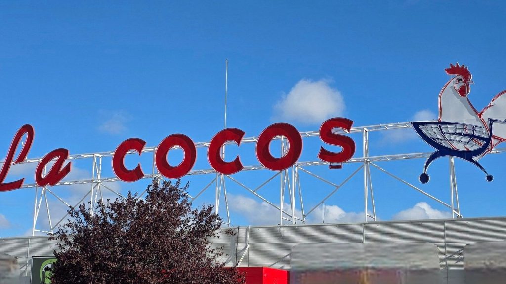 Dopoară ce anunțul oficial a fost făcut în această săptămână, lanțul de magazine românesc La Cocoș devine oficial parte din imperiul german Schwarz, conglomeratul controlat de gigantul retail Lidl și Kaufland