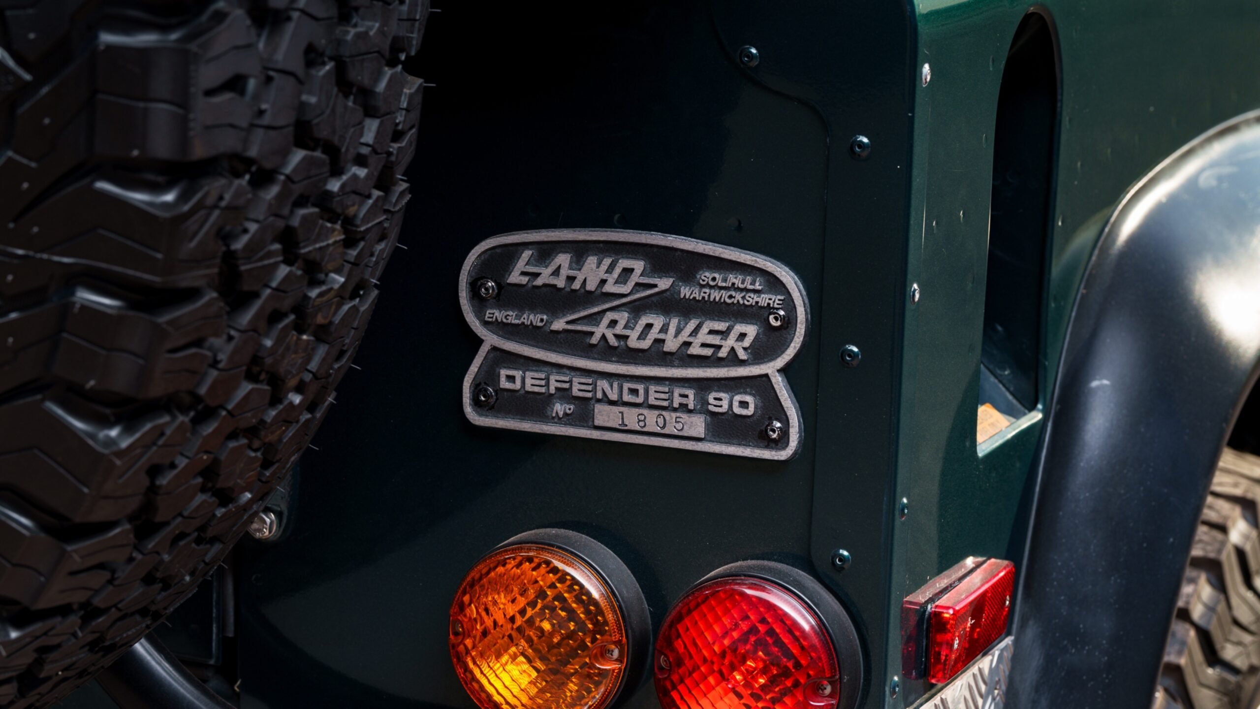 Șoc în lumea șoferilor: Costuri astronomice pentru înlocuirea becurilor la mașinile moderne Un pensionar din Surrey a avut parte de experiența vieții sale în domeniul automotive, după ce a fost surprins de factură de aproape 3.100 de euro pentru înlocuirea unei simple lămpi de far la mașina sa Land Rover Defender