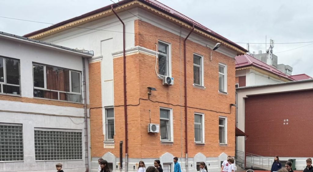 Liceul Teoretic „Alexandru Vlahuță” din Sectorul 1 al Bucureștiului se pregătește pentru o proiectare majoră de modernizare și reabilitare, planificată să aducă un nou suflu unei clădiri cu o istorie de aproape un secol