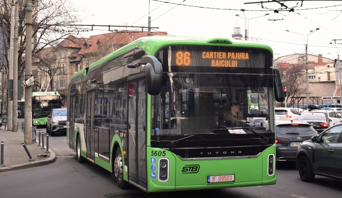 De astăzi, bucureștenii trebuie să se adapteze noilor rute ale sistemului de transport public, odată cu modificările implementate de autorități în rețeaua de troleibuze și autobuze ale STB SA