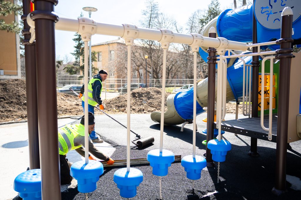 Grozăvești se apropie de finalizarea unui nou spațiu de recreere și divertisment pentru locuitorii săi, aducând o voiță de natură și siguranță în inima orașului