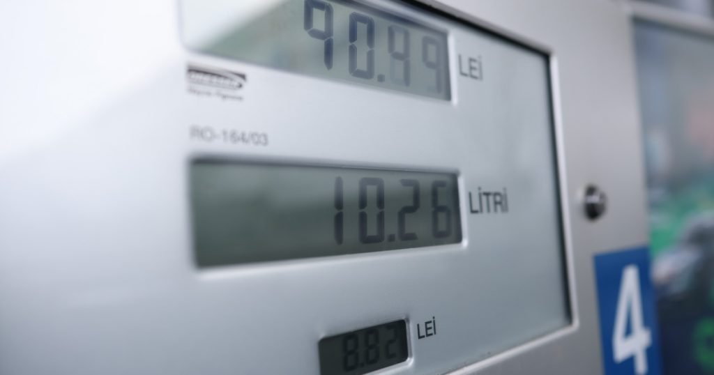 Guvernul român a anunțat marți adoptarea unor măsuri de urgență pentru gestionarea crizei carburanților, în contextul tendenței crescute a prețurilor și a perturbărilor din piața internațională a țițeiului
