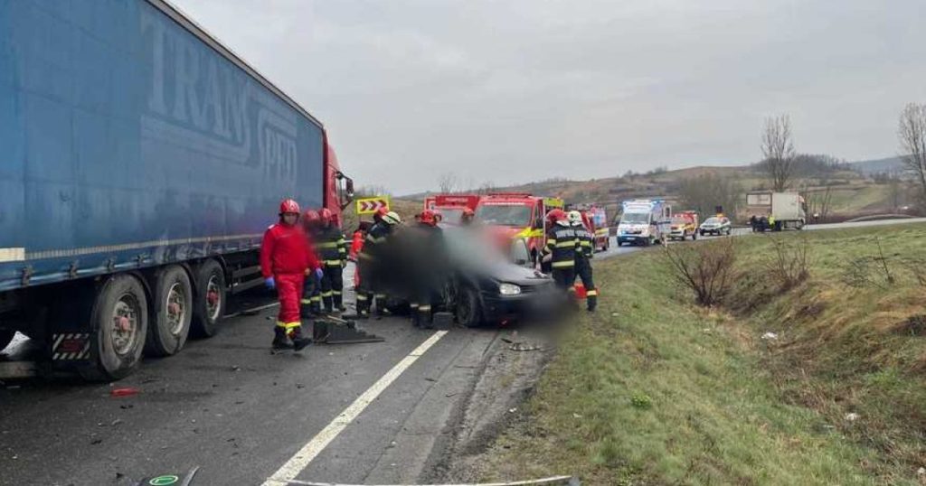 Accident grav în județul Cluj: cinci morți și șase răniți după impactul a două camioane și un autoturism Un accident rutier extrem de grav s-a produs luni dimineață în zona localității Sânpaul, județul Cluj, soldat cu pierderea a cinci vieți și rănirea unor alte șase persoane