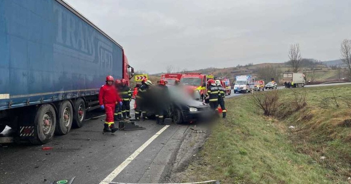 Accident grav în județul Cluj: cinci morți și șase răniți după impactul a două camioane și un autoturism Un accident rutier extrem de grav s-a produs luni dimineață în zona localității Sânpaul, județul Cluj, soldat cu pierderea a cinci vieți și rănirea unor alte șase persoane