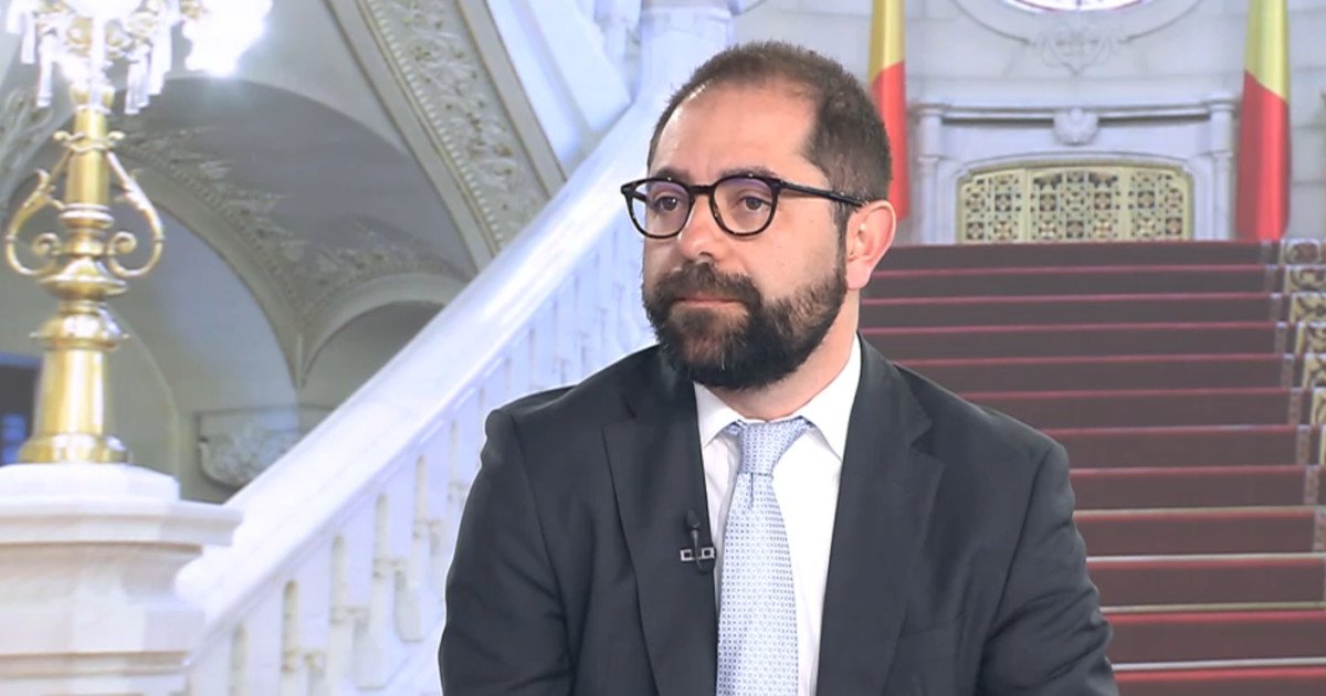 Situație tensionată pe piața carburanților din România: oficiali și experți caută soluții pentru calmarea prețurilor Prețurile carburanților din România continuă să fie un subiect de dezbatere acerbă, într-un context economic marcat de inflație și creșteri globale ale costurilor energiei