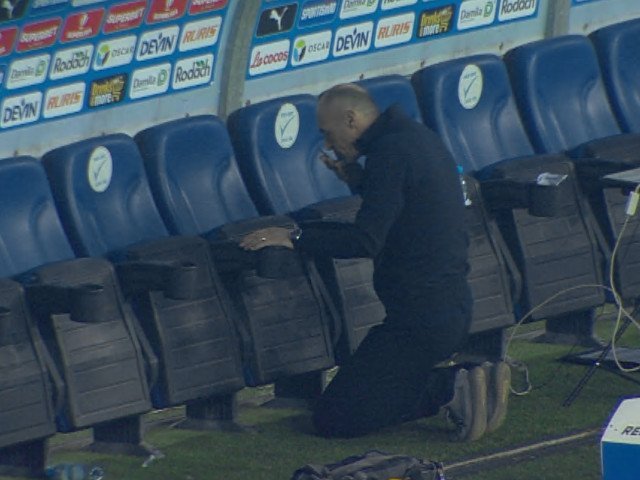 Bogdan Andone, surprins la Oblemenco după victoria istorică a celor de la Petrolul Un moment inedit s-a petrecut pe scena fotbalului românesc, după ce Petrolul Ploiești a reușit o victorie memorabilă pe terenul celor de la Universitatea Craiova