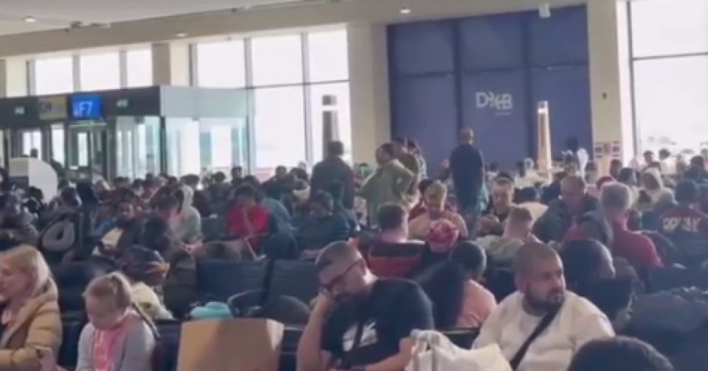 Românii repatriați din Orientul Mijlociu trăiesc un val de nemulțumire după o serie de zboruri organizate în condiții considerate de mulți drept nesatisfăcătoare