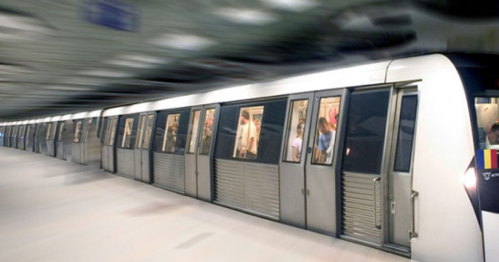 Un incident tragic a avut loc joi după-amiază la stația de metrou Piața Unirii 2 din București, când un tânăr de 22 de ani a fost lovit de tren și, în ciuda eforturilor de resuscitare, a fost declarat decedat