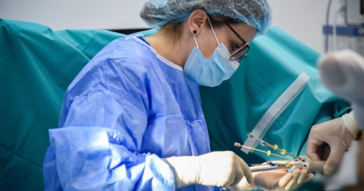 O tânără de doar 32 de ani, aparent sănătoasă și plină de viață, a trecut printr-un adevărat coșmar medical după ce, timp de câteva zile, dureri abdominale insuportabile au devenit insuportabile