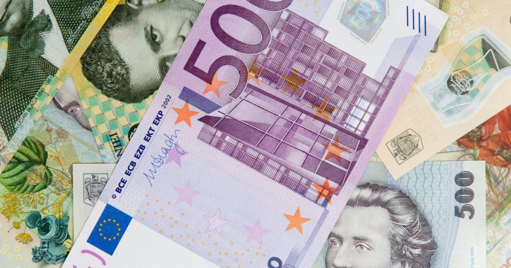 Moneda națională s-a depreciat semnificativ în raport cu principalele valute internaționale, valoarea leului scăzând în urma cotațiilor oficiale ale Băncii Naționale a României (BNR), date publicității pe 2 martie