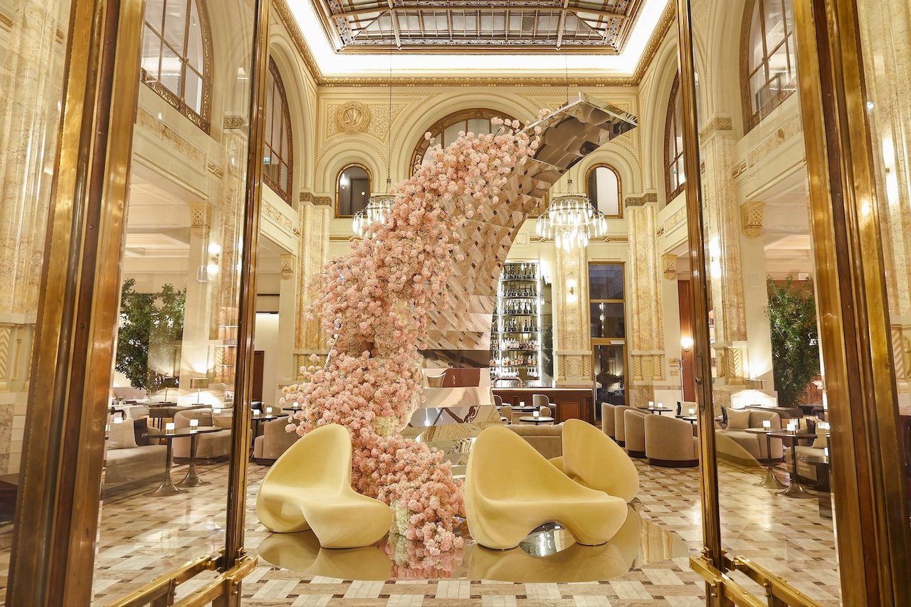 Marmorosch Bucharest reinventează lobby-ul istoric prin artă contemporană imersivă Hotelul Marmorosch Bucharest, emblematic pentru București și pentru istoria sa arhitecturală, revizitează spațiul său de intrare într-o manieră inovatoare, combinând patrimoniul cu experiența artistică modernă