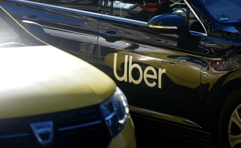 Uber și Rivian intră în cursa pentru dominarea transportului urban autonom, anunțând un plan ambițios pentru extinderea vehiculelor ce circulă fără șofer în marile orașe din lume