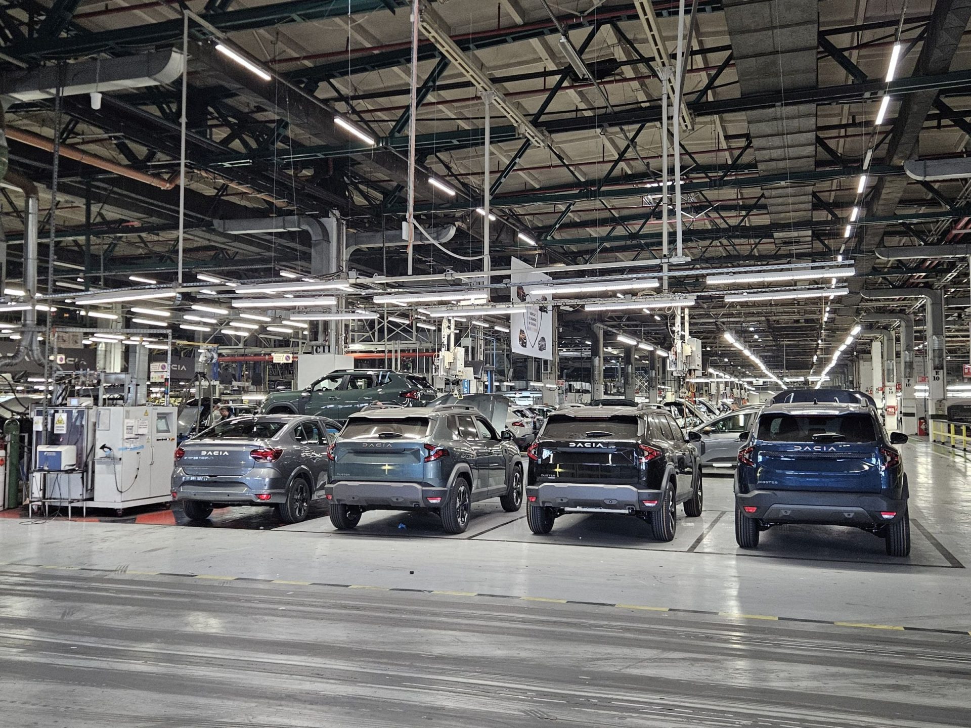 Dacia anunță reducerea producției și concedieri, după 22 de ani de creștere continuă Un nou capitol pentru compania Dacia, simbol al industriei auto din România, a fost deschis odată cu anunțul privind ajustări semnificative în producție și restructurare a forței de muncă, după un parcurs de aproape două decenii de creștere