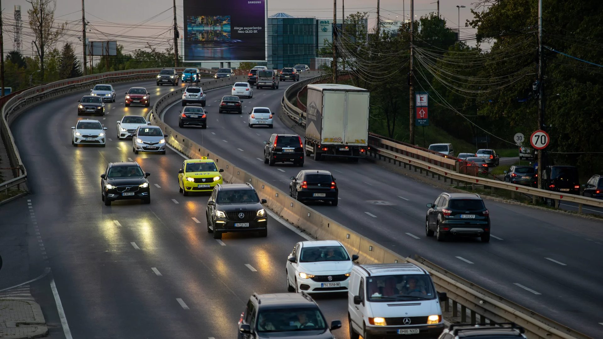Guvernul pregăteşte o serie de măsuri mai ferme pentru a îmbunătăţi siguranţa rutieră în România, iar una dintre cele mai importante iniţiative vizează sancţionarea mai strictă a abaterilor din trafic, precum opririle sau staţionările neregulamentare, dar şi nerespectarea regulilor de circulaţie pe banda destinată autobuzelor