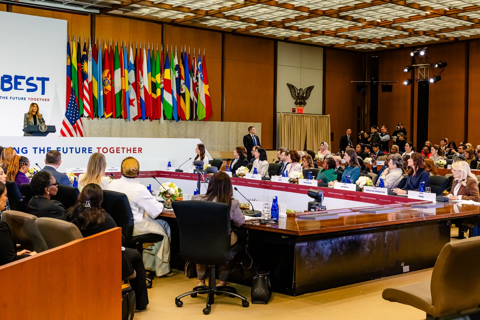 Mirabela Grădinaru, alături de lideri globali, participă la summitul dedicat educației digitale a copiilor în SUA Într-un eveniment de amploare organizat de Prima Doamnă a Statelor Unite, Melania Trump, în data de 24-25 martie, are loc summitul inaugural al unei coaliții globale menite să contribuie la dezvoltarea educației digitale pentru copiii din întreaga lume