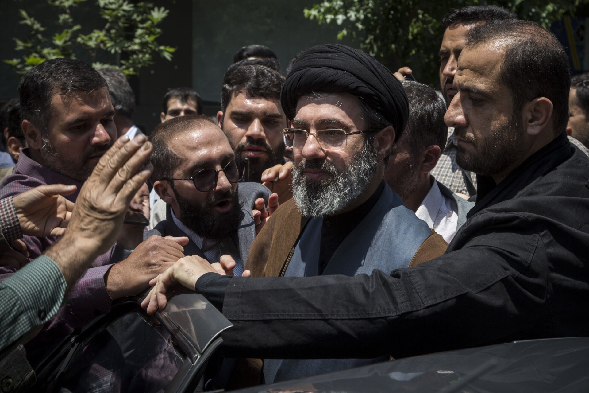 Statele Unite răscolesc Iranul, în căutarea unui nou lider al tuturor structurilor de putere Întărind presiunea internațională asupra regimului de la Teheran, Departamentul de Stat al SUA a anunțat recent o recompensă substanțială pentru informații ce pot duce la capturarea noului lider suprem iranian, Mojtaba Khamenei